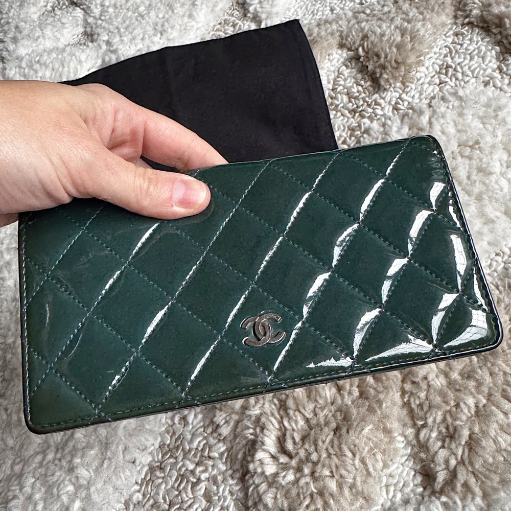 SOLD🌺CHANEL Teal Bifold Long CC logo Quilted Patent Leather Yen Wallet + card - Picture 10 of 11